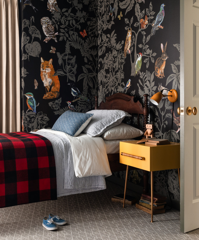 Esempio di una cameretta da letto tradizionale con pareti multicolore, moquette, pavimento grigio e carta da parati