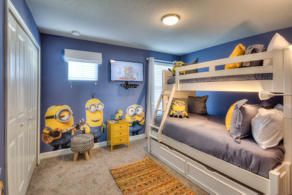 Immagine di una cameretta per bambini da 4 a 10 anni chic di medie dimensioni con pareti blu, moquette e pavimento beige