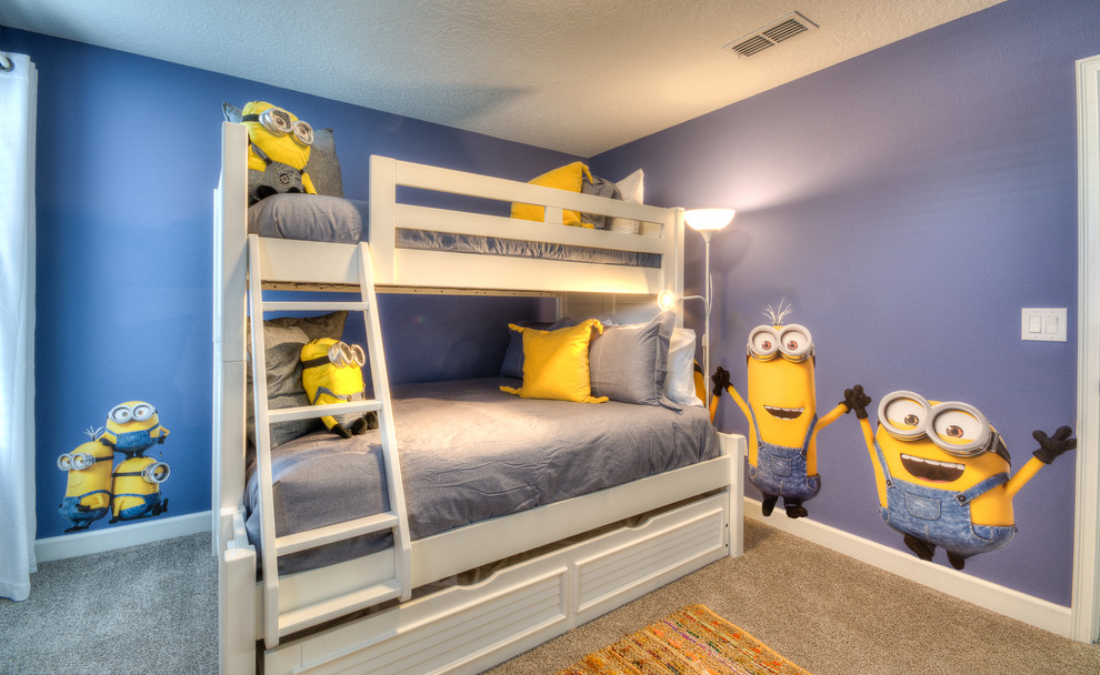 Ejemplo de dormitorio infantil de 4 a 10 años tradicional de tamaño medio con paredes azules, moqueta y suelo beige