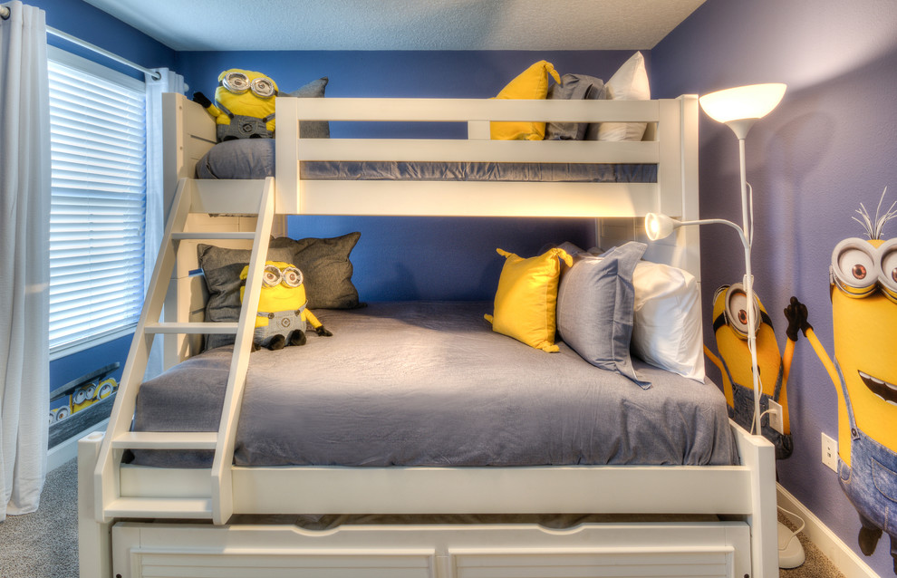 Foto de dormitorio infantil de 4 a 10 años tradicional de tamaño medio con paredes azules, moqueta y suelo beige