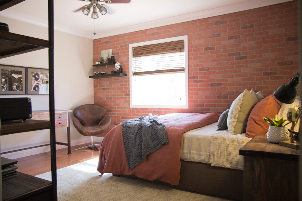 Ejemplo de dormitorio infantil urbano de tamaño medio con paredes blancas y suelo de madera en tonos medios
