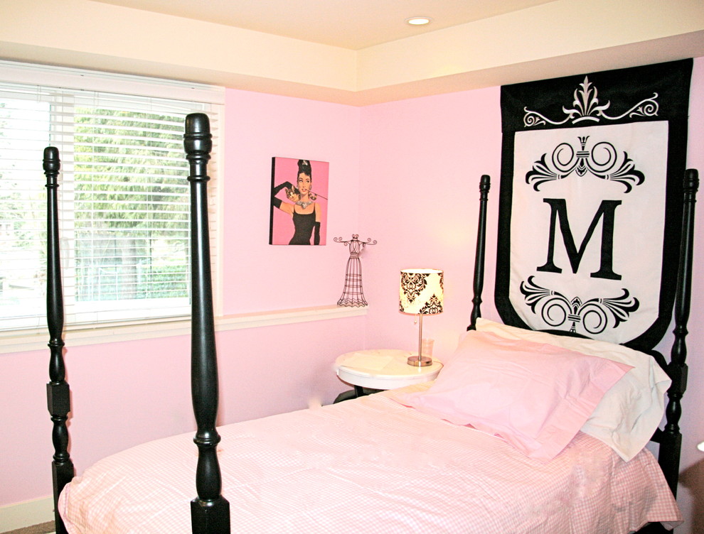 Kleines Modernes Kinderzimmer mit Schlafplatz, rosa Wandfarbe und Teppichboden in Seattle