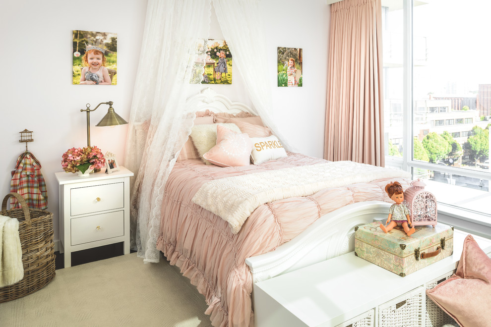 Mittelgroßes Shabby-Chic Mädchenzimmer mit weißer Wandfarbe, dunklem Holzboden, Schlafplatz und beigem Boden in Vancouver