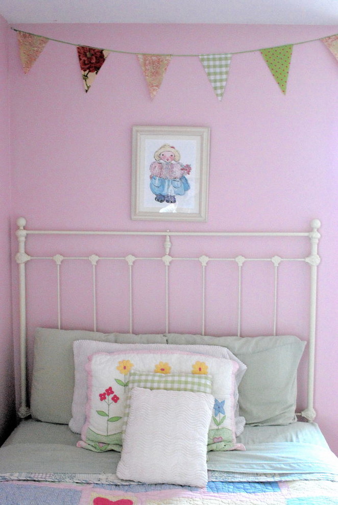 Klassisches Mädchenzimmer mit Schlafplatz und rosa Wandfarbe in Salt Lake City