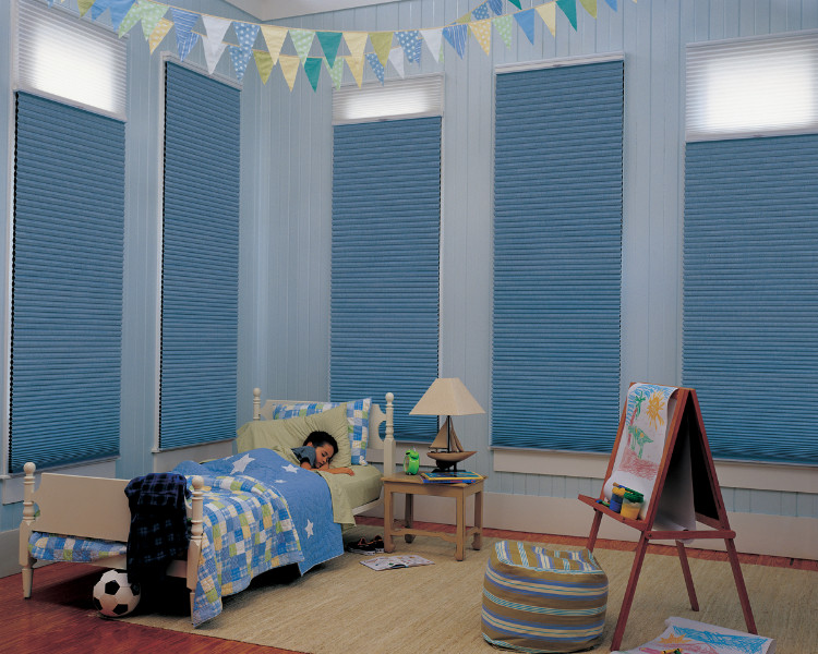 Inspiration för ett mellanstort vintage pojkrum kombinerat med sovrum och för 4-10-åringar, med blå väggar och mörkt trägolv