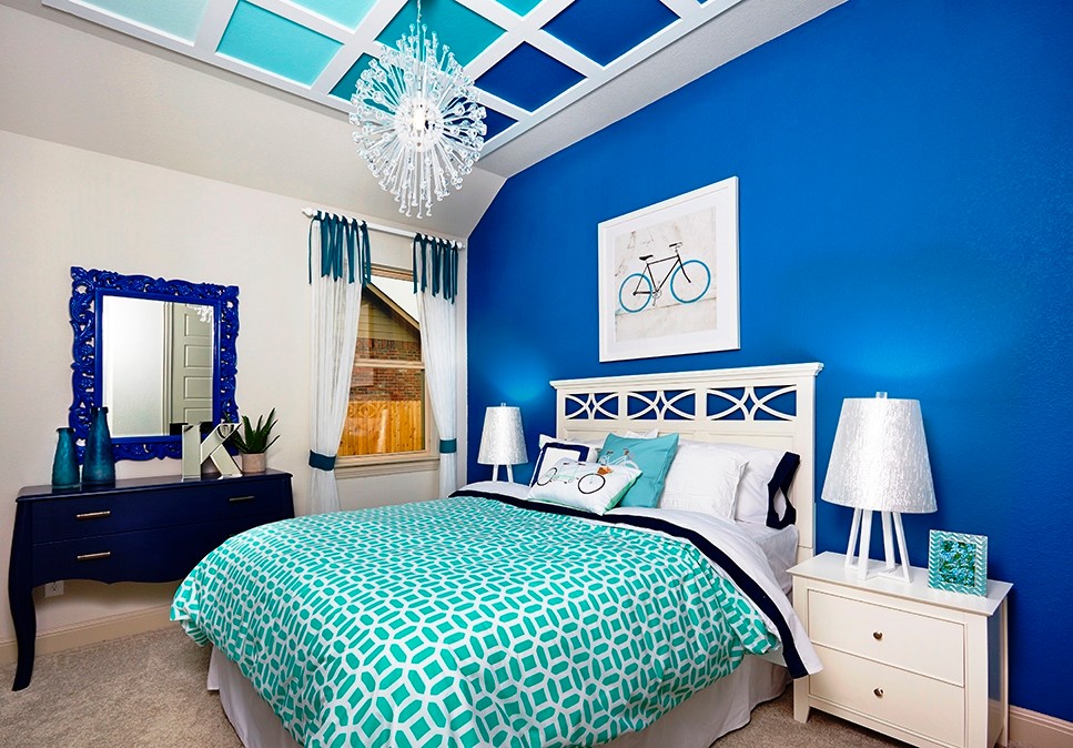 Пример оригинального дизайна: детская среднего размера в стиле неоклассика (современная классика) с спальным местом, синими стенами и ковровым покрытием для подростка, девочки