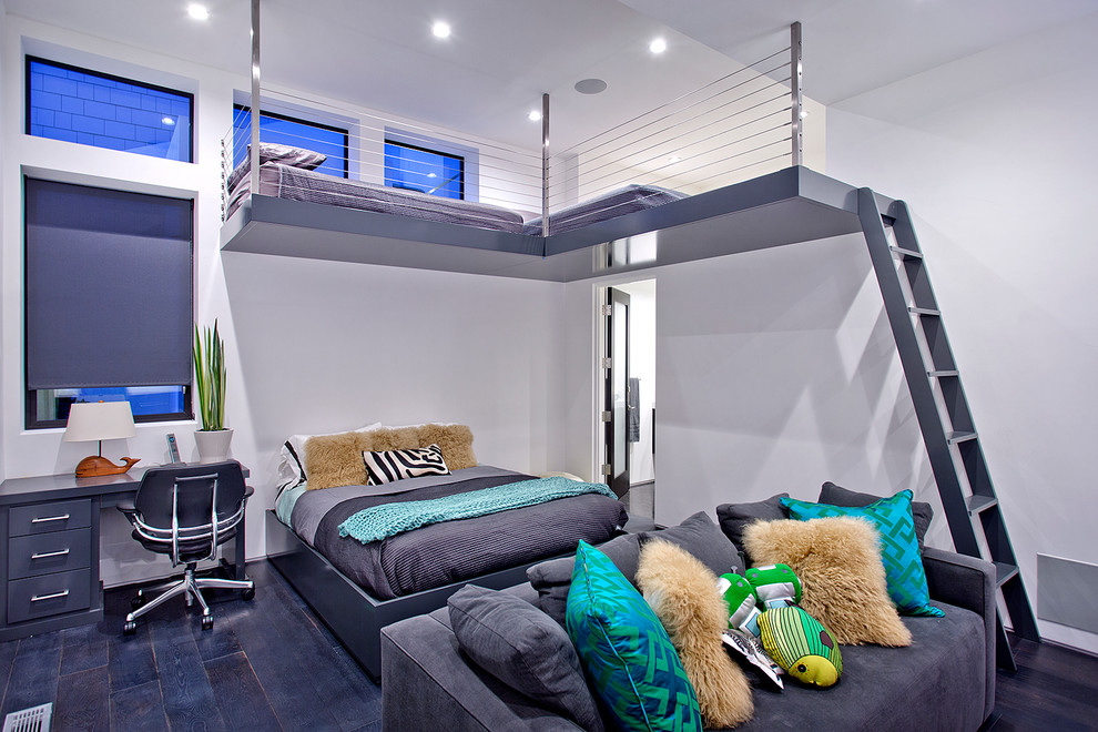 Foto på ett funkis pojkrum kombinerat med sovrum, med mörkt trägolv och grå väggar