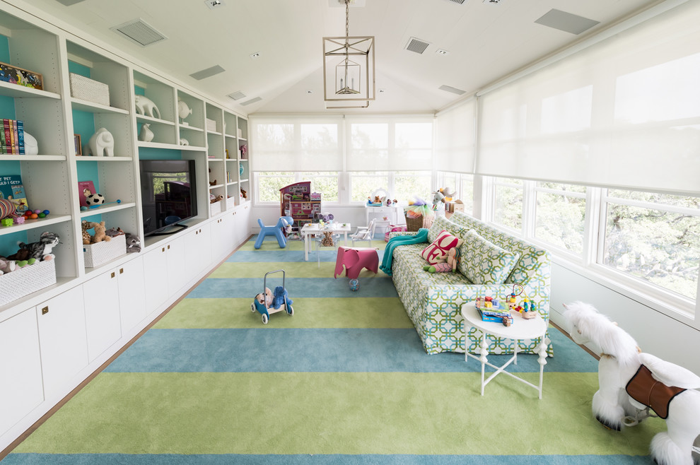 Esempio di un'ampia cameretta per bambini da 4 a 10 anni chic con pareti bianche, moquette e pavimento multicolore