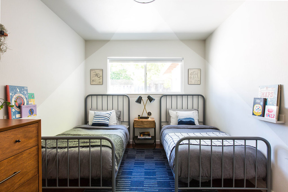 Modelo de dormitorio infantil de 4 a 10 años minimalista pequeño con paredes grises, suelo de madera oscura y suelo marrón