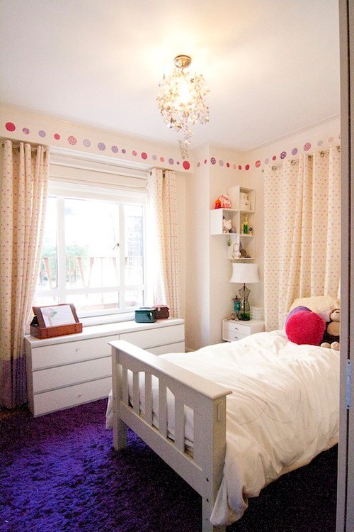 Kleines Modernes Kinderzimmer mit Schlafplatz, weißer Wandfarbe, braunem Holzboden und braunem Boden in New York