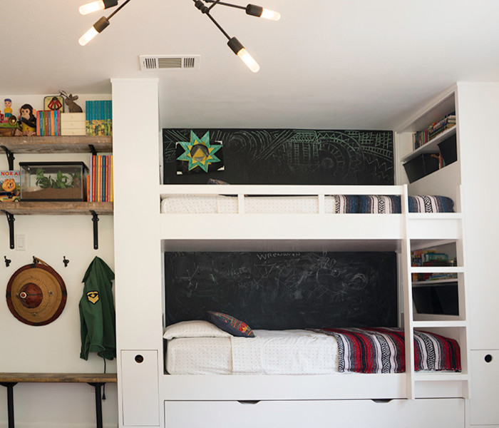 Esempio di una cameretta per bambini eclettica di medie dimensioni con pareti bianche, parquet scuro e pavimento marrone