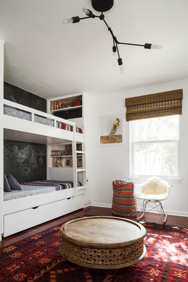 Mittelgroßes, Neutrales Stilmix Jugendzimmer mit Schlafplatz, weißer Wandfarbe, dunklem Holzboden und braunem Boden in Austin
