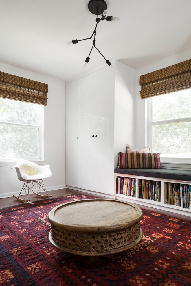Mittelgroßes, Neutrales Stilmix Jugendzimmer mit Schlafplatz, weißer Wandfarbe, dunklem Holzboden und braunem Boden in Austin