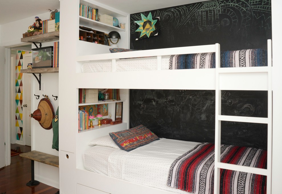 Immagine di una cameretta per bambini boho chic di medie dimensioni con pareti bianche, parquet scuro e pavimento marrone
