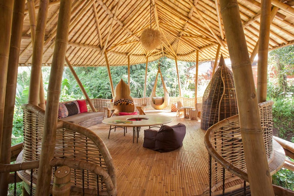 Foto på ett stort tropiskt könsneutralt barnrum kombinerat med lekrum och för 4-10-åringar, med bambugolv