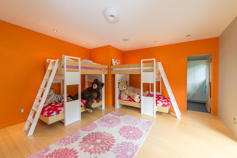 Ejemplo de dormitorio infantil de 4 a 10 años contemporáneo grande con parades naranjas, suelo de madera clara y suelo beige