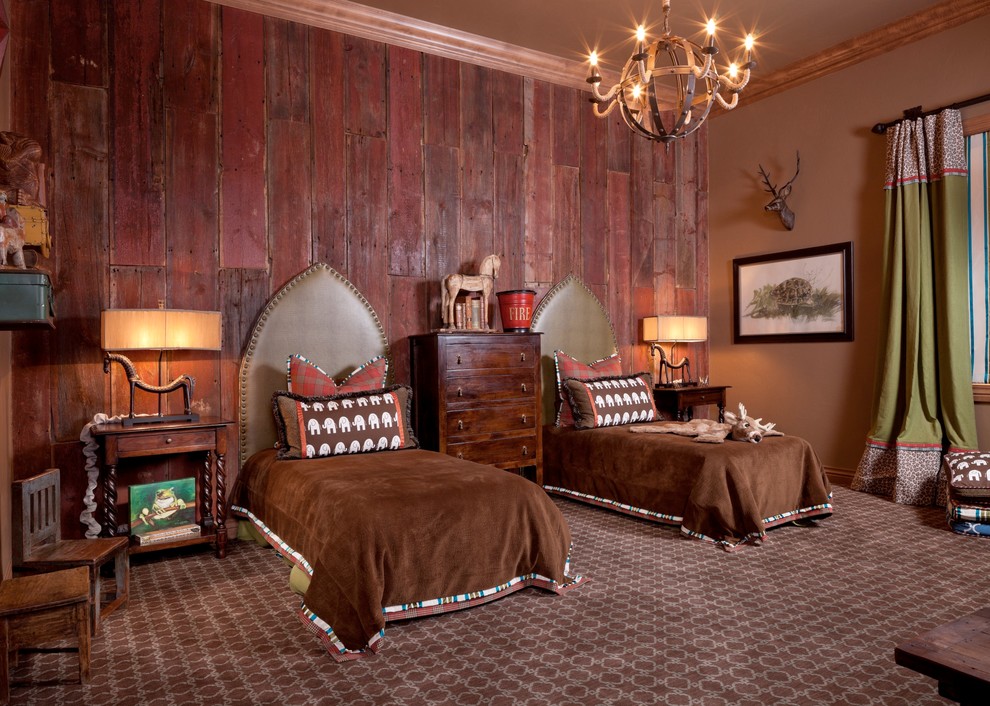 Inspiration för stora klassiska barnrum kombinerat med sovrum, med bruna väggar och heltäckningsmatta