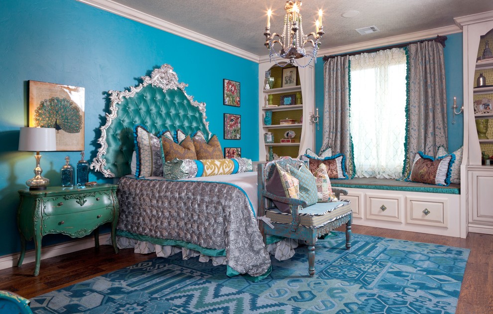 Ispirazione per una grande cameretta per bambini chic con pareti blu e pavimento in legno massello medio