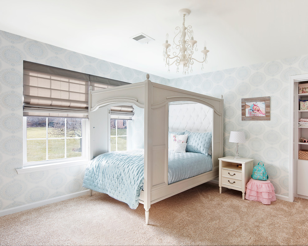 Esempio di una cameretta da letto chic con moquette, pareti blu e pavimento beige
