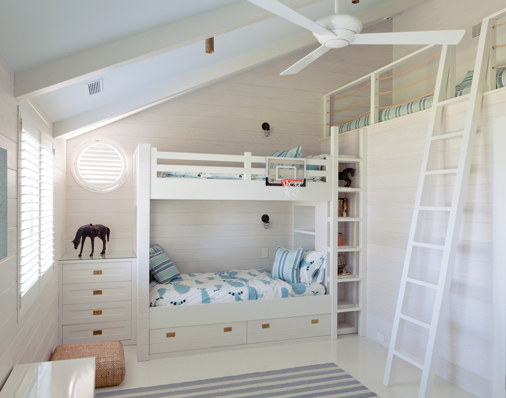 Aménagement d'une chambre d'enfant de 4 à 10 ans bord de mer avec un lit mezzanine.