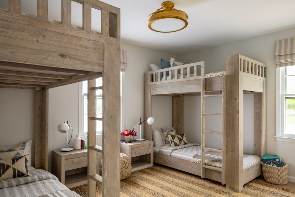 На фото: нейтральная детская в морском стиле с спальным местом, серыми стенами и коричневым полом с