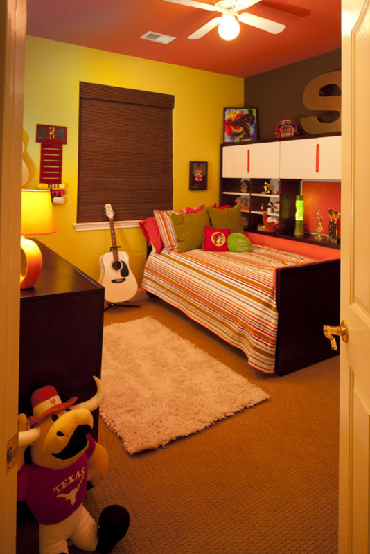 Modelo de dormitorio infantil de 4 a 10 años contemporáneo de tamaño medio con paredes multicolor y moqueta