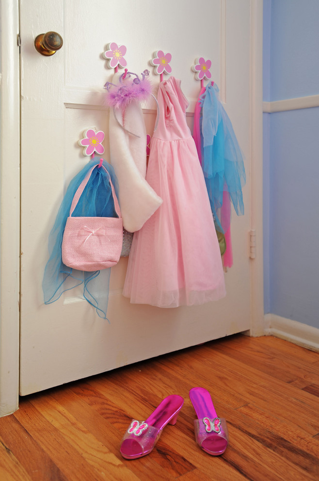 Cette photo montre une chambre d'enfant de 1 à 3 ans éclectique de taille moyenne avec un mur bleu et parquet clair.