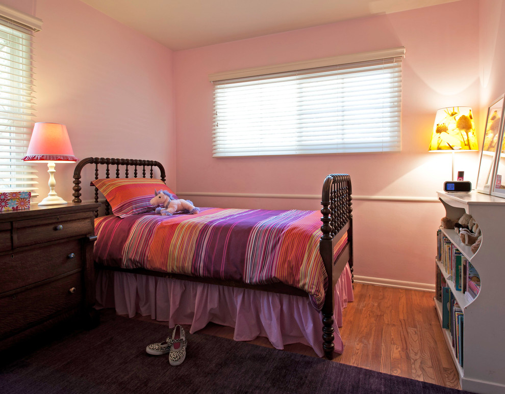 Bild på ett mellanstort vintage flickrum kombinerat med sovrum och för 4-10-åringar, med rosa väggar och ljust trägolv