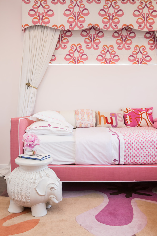 На фото: детская в современном стиле с спальным местом и розовыми стенами для ребенка от 4 до 10 лет, девочки с