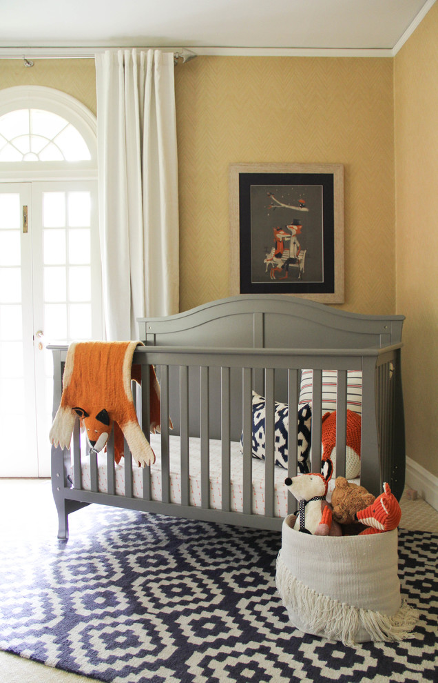 Idées déco pour une chambre de bébé garçon rétro de taille moyenne avec un mur jaune et moquette.