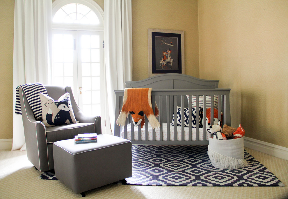 Cette image montre une chambre de bébé garçon vintage de taille moyenne avec un mur jaune et moquette.