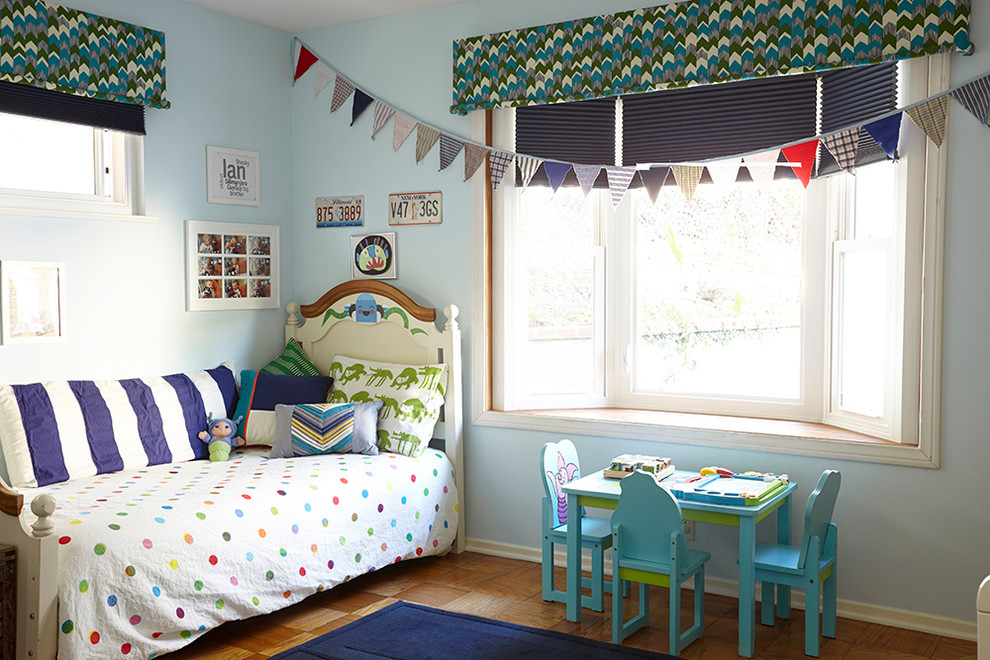 Идея дизайна: детская в стиле фьюжн с синими стенами и спальным местом для мальчика