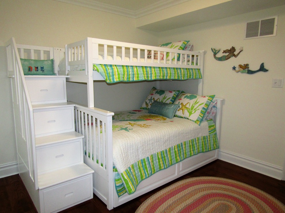 Foto di una cameretta per bambini da 4 a 10 anni stile marinaro di medie dimensioni con pareti beige, parquet scuro e pavimento marrone