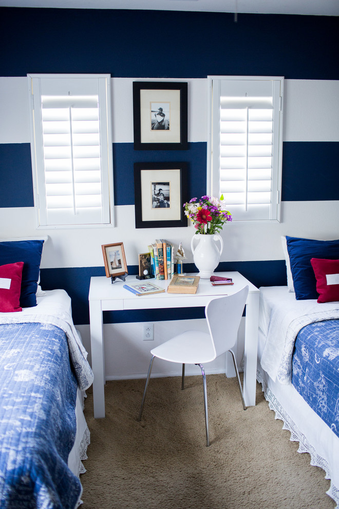 Idéer för ett maritimt pojkrum kombinerat med sovrum, med heltäckningsmatta och flerfärgade väggar