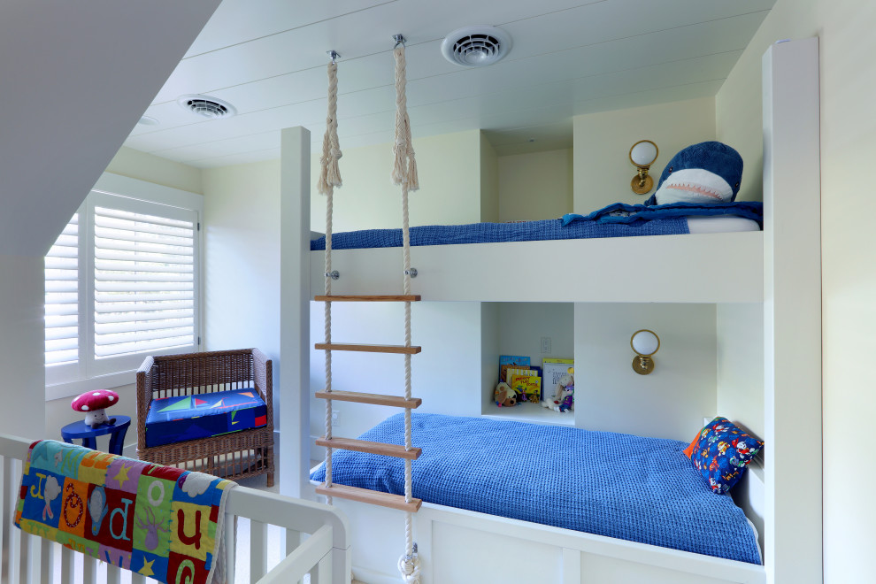 Esempio di una cameretta per bambini chic di medie dimensioni con pareti beige, pavimento in gres porcellanato e pavimento bianco