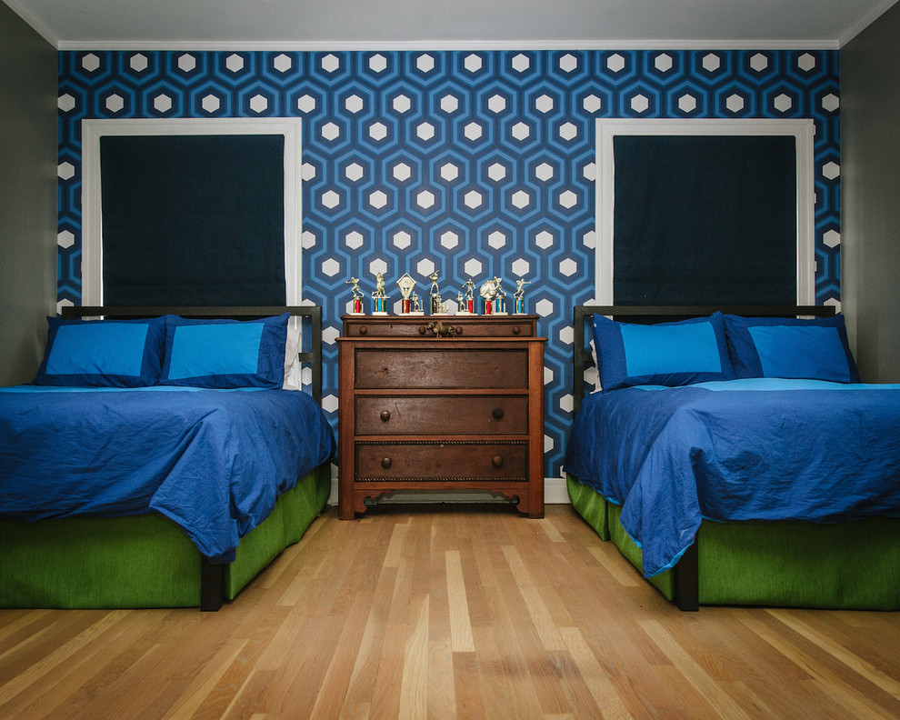 Inredning av ett modernt stort pojkrum kombinerat med sovrum och för 4-10-åringar, med blå väggar och ljust trägolv