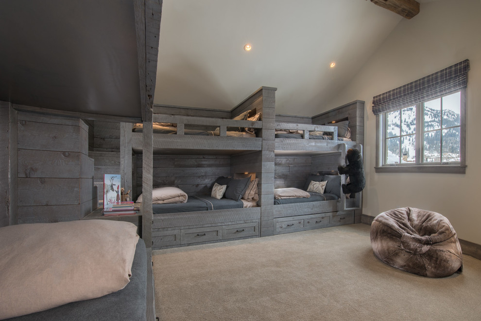 Idées déco pour une chambre d'enfant montagne avec un mur blanc, moquette, un sol beige et un lit superposé.