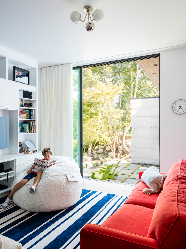 Idées déco pour une grande chambre d'enfant de 4 à 10 ans moderne avec un mur blanc, un sol en bois brun et un sol marron.