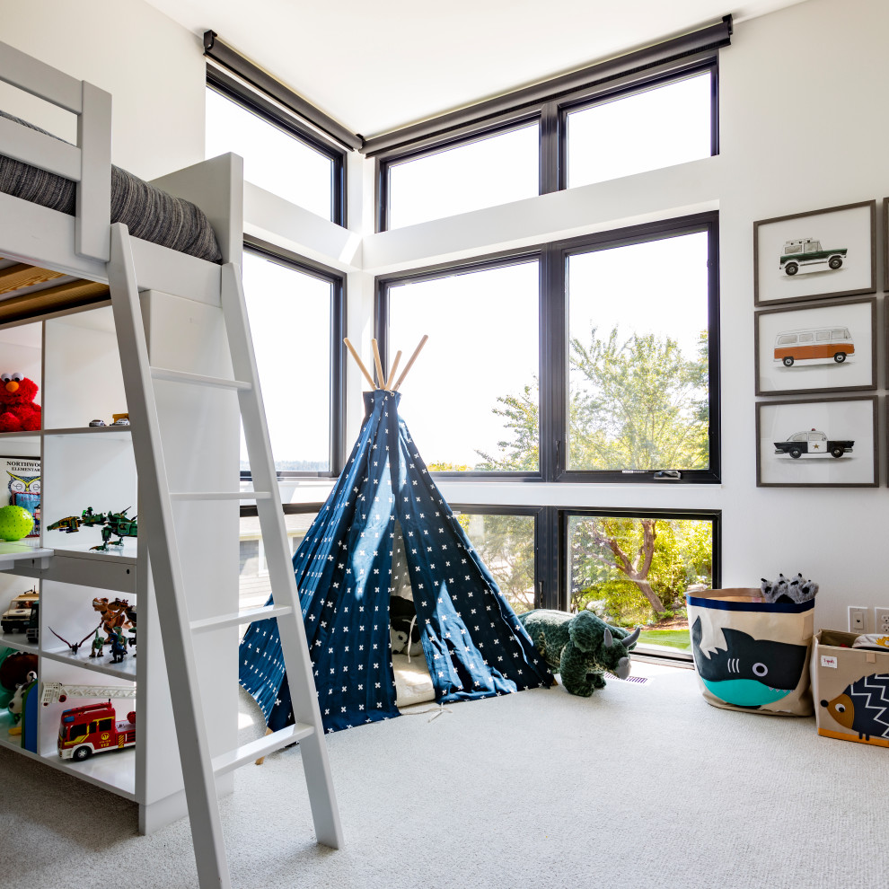 Пример оригинального дизайна: большая детская в стиле модернизм с спальным местом, белыми стенами, ковровым покрытием и белым полом для ребенка от 4 до 10 лет, мальчика