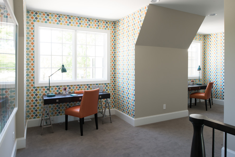 Exempel på ett stort klassiskt könsneutralt barnrum kombinerat med skrivbord, med flerfärgade väggar, heltäckningsmatta och beiget golv