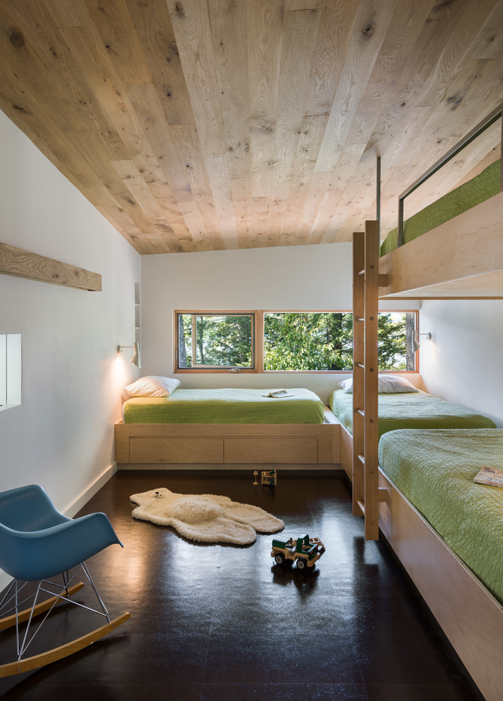 Foto di una cameretta da letto da 4 a 10 anni stile rurale con pareti bianche e pavimento marrone