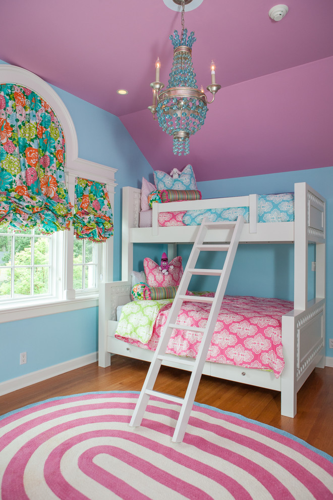 Inredning av ett klassiskt mellanstort flickrum kombinerat med sovrum och för 4-10-åringar, med flerfärgade väggar, ljust trägolv och beiget golv