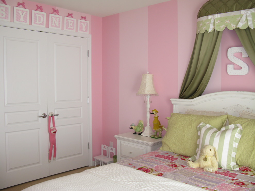 Inspiration för klassiska flickrum kombinerat med sovrum och för 4-10-åringar, med rosa väggar