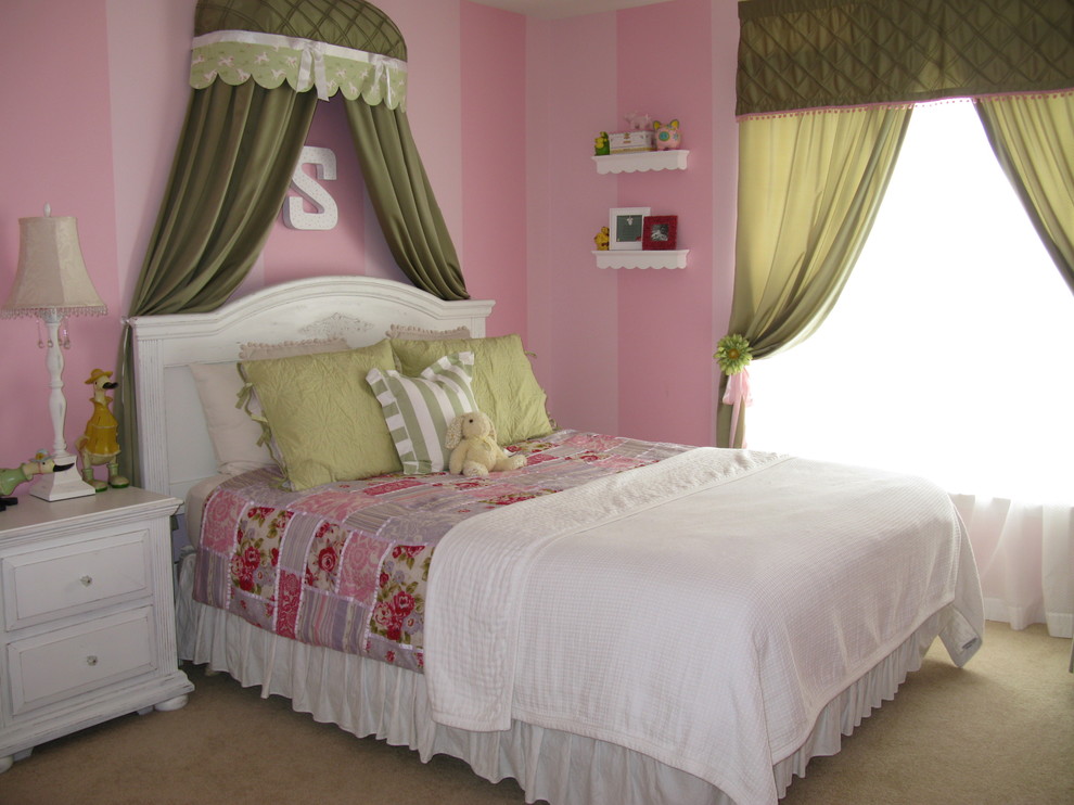 На фото: детская в классическом стиле с спальным местом, розовыми стенами и ковровым покрытием для ребенка от 4 до 10 лет, девочки