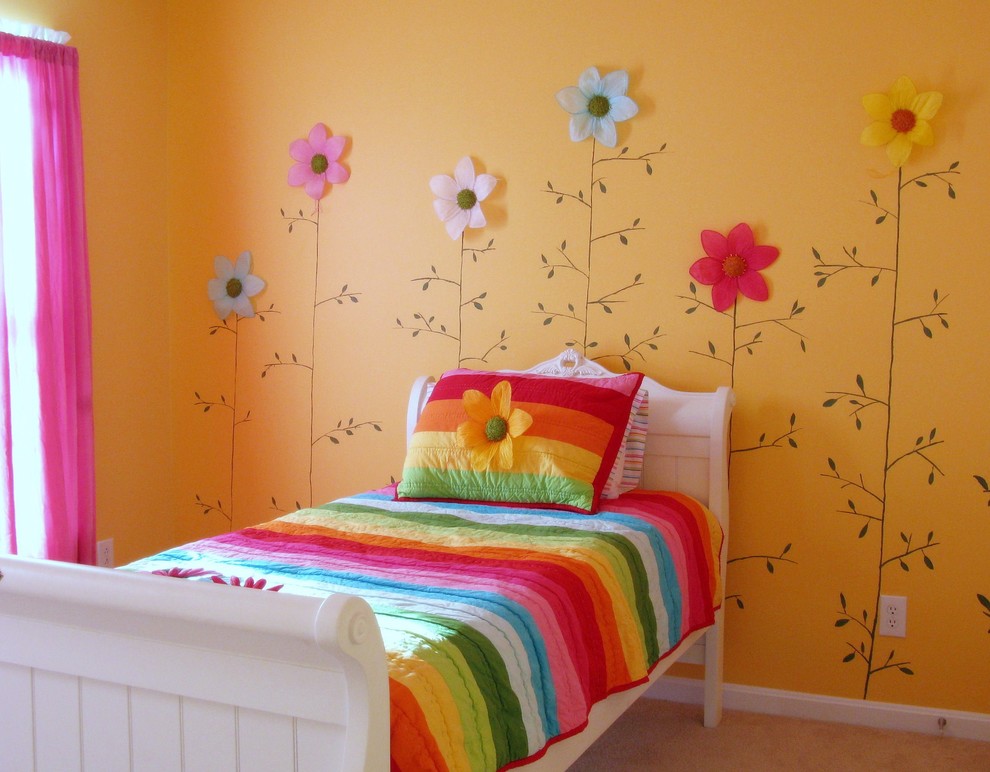 На фото: детская в стиле фьюжн с спальным местом, желтыми стенами и ковровым покрытием для ребенка от 4 до 10 лет, девочки с