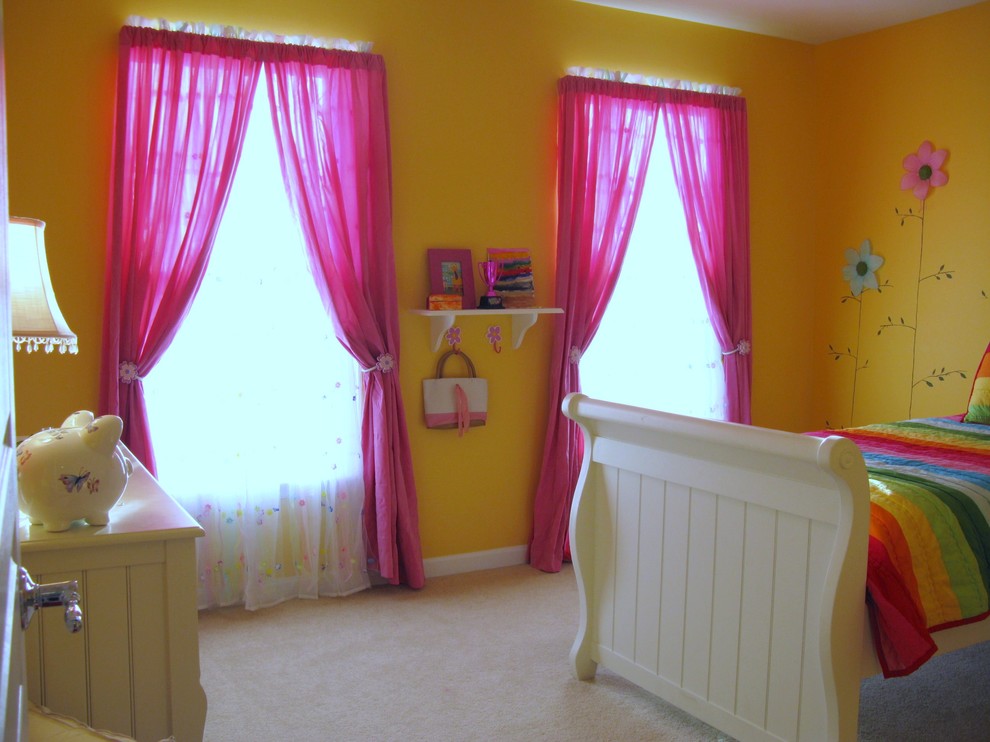 Aménagement d'une chambre d'enfant de 4 à 10 ans éclectique avec un mur jaune et moquette.