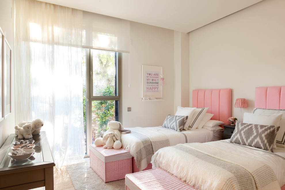 Foto på ett stort vintage flickrum kombinerat med sovrum och för 4-10-åringar, med beige väggar och ljust trägolv