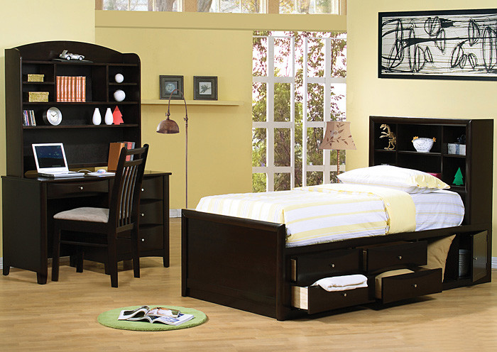 Inspiration för mellanstora klassiska pojkrum kombinerat med sovrum och för 4-10-åringar, med gula väggar, ljust trägolv och beiget golv