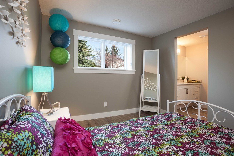 Inspiration för ett mellanstort vintage barnrum kombinerat med sovrum, med grå väggar och mellanmörkt trägolv