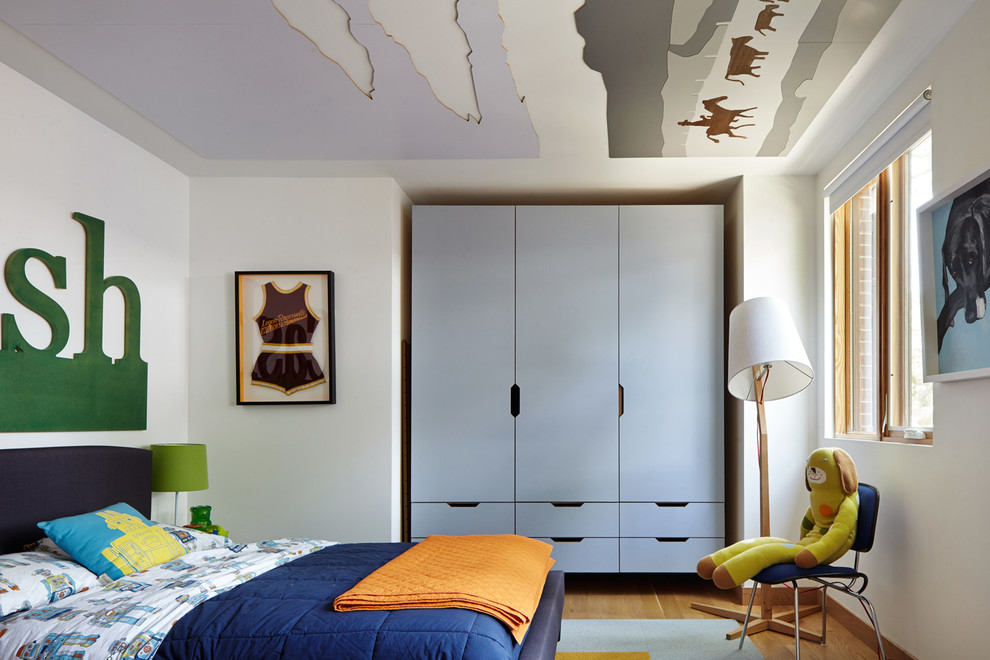 Modernes Jungszimmer mit Schlafplatz, weißer Wandfarbe, hellem Holzboden und braunem Boden in Kansas City